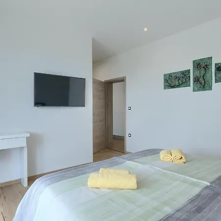 Posidonia 펜션 풀라