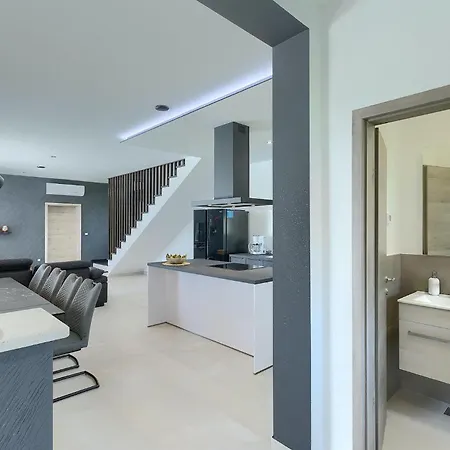 Posidonia 펜션 풀라